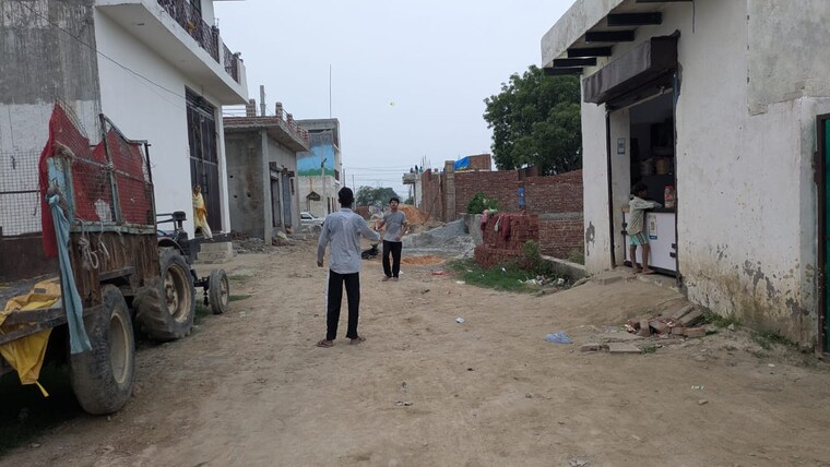  Parking, sector 154  900 Sq.Ft. Plot In Sector 154 Noida 9299071