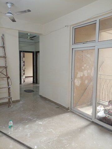 Room in 2.5 BHK Apartment at Mahagun Mywoods II, Sector 16c Greater Noida – for Rent