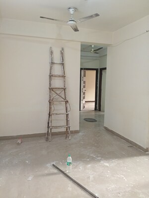 Room in 2.5 BHK Apartment at Mahagun Mywoods II, Sector 16c Greater Noida – for Rent