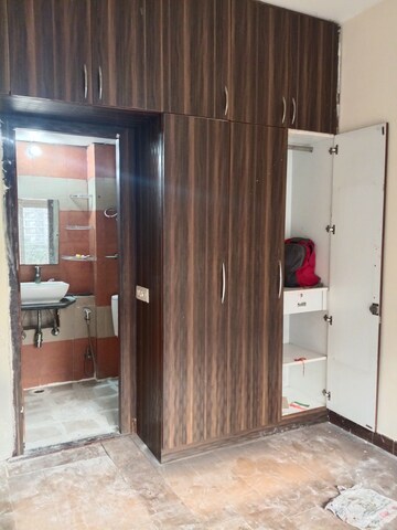 Room in 2.5 BHK Apartment at Mahagun Mywoods II, Sector 16c Greater Noida – for Rent