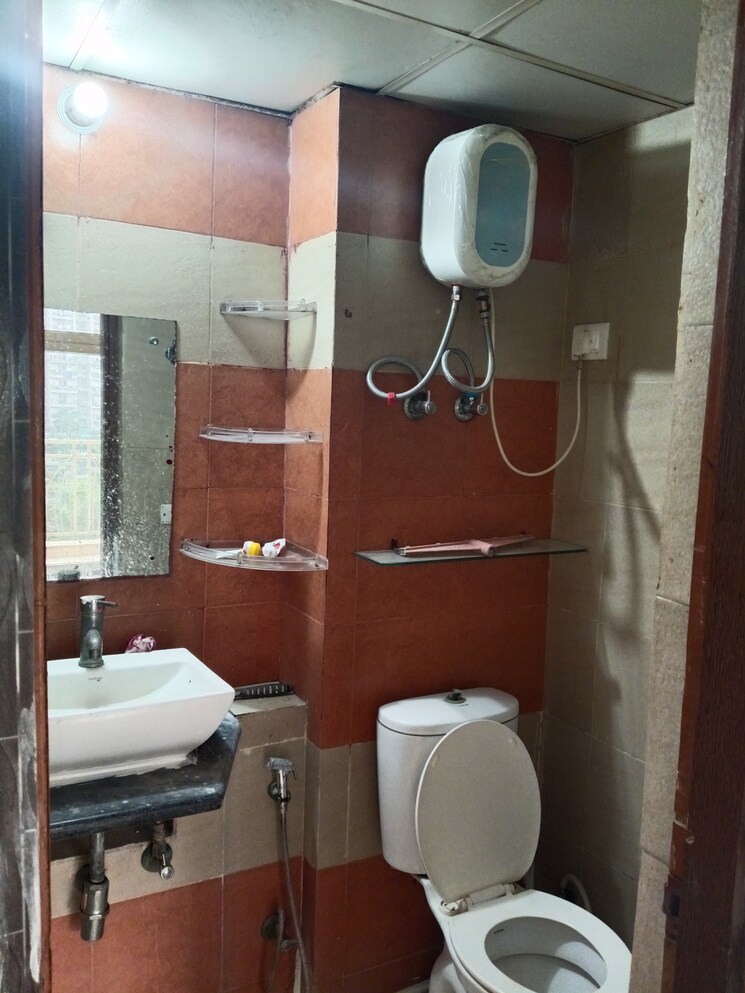 Bathroom, mahagun-mywoods-ii 2.5 Bedroom 1110 Sq.Ft. Apartment In Sector 16c Greater Noida Greater Noida 9299128
