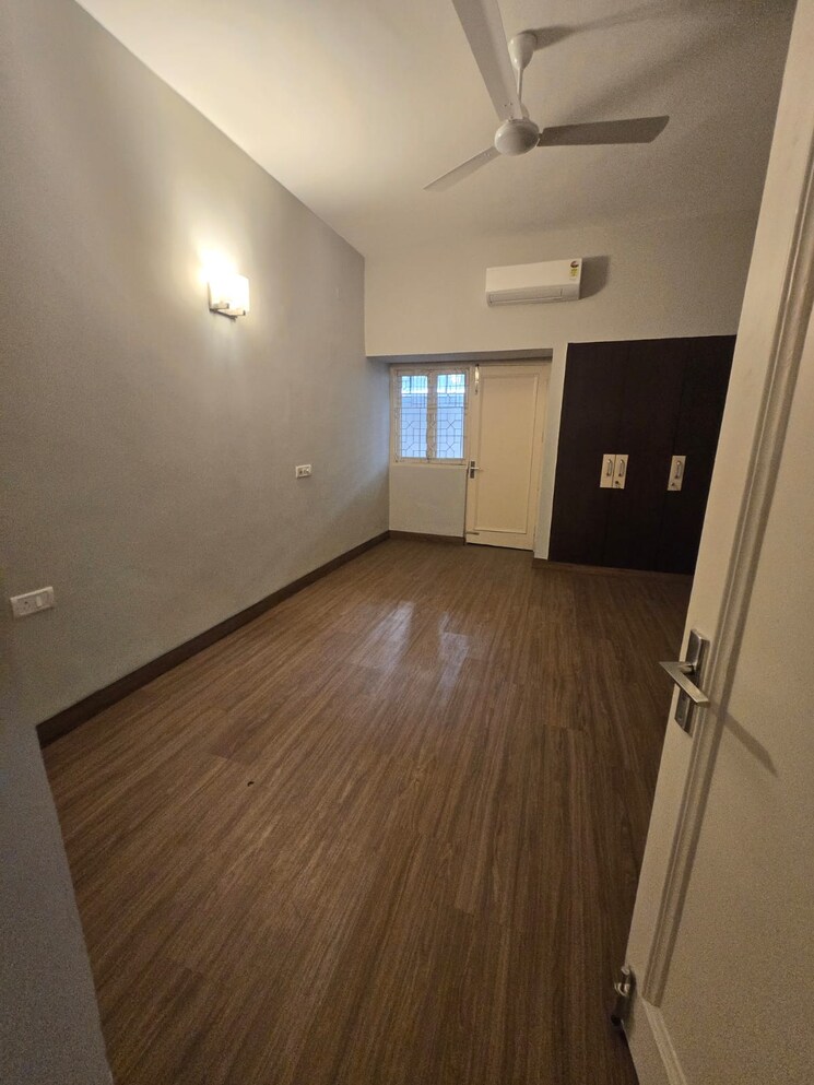 Room, greater kailash i 4 Bedroom 500 Sq.Yd. Builder Floor In Greater Kailash I Delhi 9299107