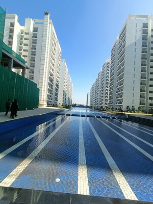 Swimming Pool in 4 BHK Apartment at Central Park Flower Valley Aqua Front Towers, Sohna Sector 33 – for Sale