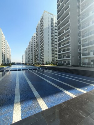 Swimming Pool in 4 BHK Apartment at Central Park Flower Valley Aqua Front Towers, Sohna Sector 33 – for Sale