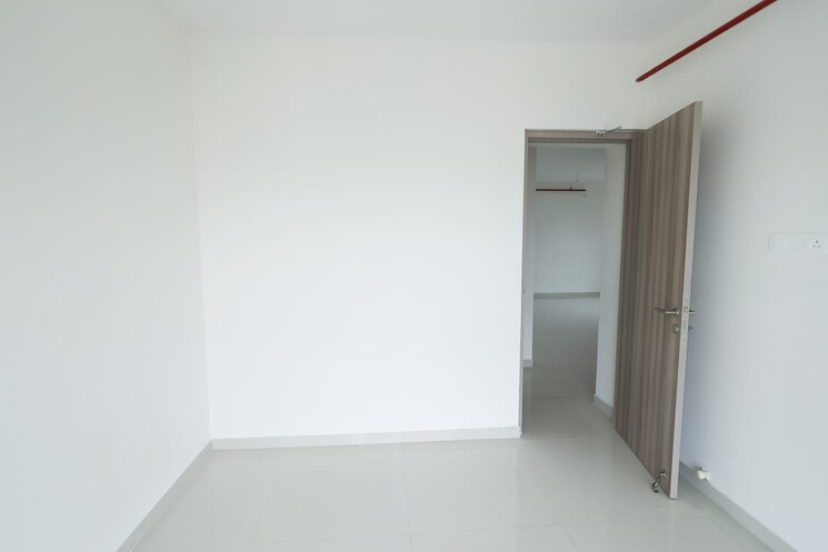 Room, coral-heights Commercial Office Space 350 Sq.Ft. In Kavesar Thane 9299286