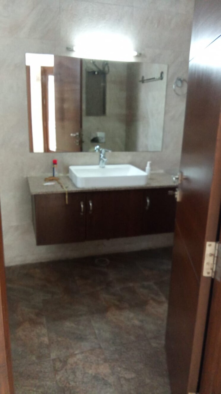 Bathroom, east of kailash 4 Bedroom 3600 Sq.Ft. Builder Floor In East Of Kailash Delhi 9299416