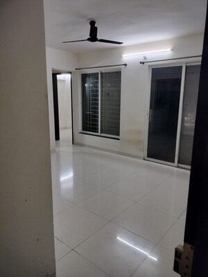 Room in 2 BHK Apartment at Gini Belvista Phase 1, Dhanori – for Rent