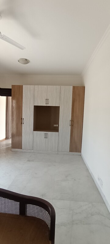 Room in 6+ BHK Builder Floor at DLF Royale Residences, Dlf Phase I – for Rent