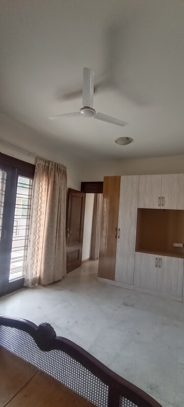 Building Lobby in 6+ BHK Builder Floor at DLF Royale Residences, Dlf Phase I – for Rent