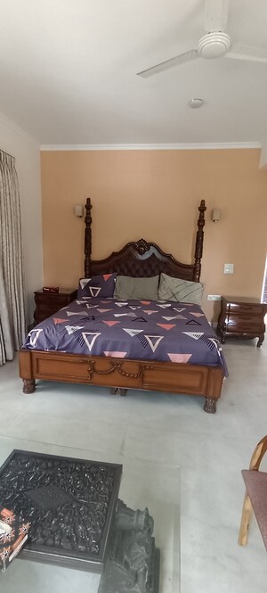 Bedroom in 6+ BHK Builder Floor at DLF Royale Residences, Dlf Phase I – for Rent