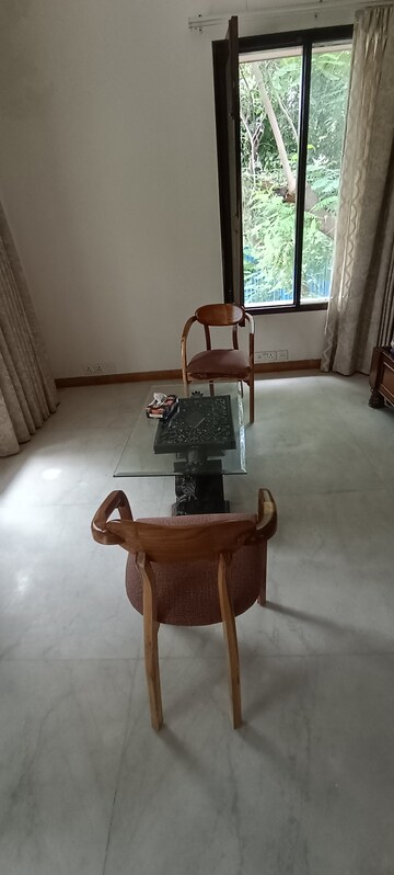 Team Area in 6+ BHK Builder Floor at DLF Royale Residences, Dlf Phase I – for Rent