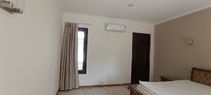 Room in 6+ BHK Builder Floor at DLF Royale Residences, Dlf Phase I – for Rent