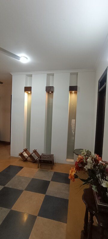 Bedroom in 6+ BHK Builder Floor at DLF Royale Residences, Dlf Phase I – for Rent