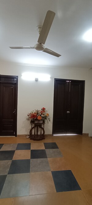 Living Room in 6+ BHK Builder Floor at DLF Royale Residences, Dlf Phase I – for Rent