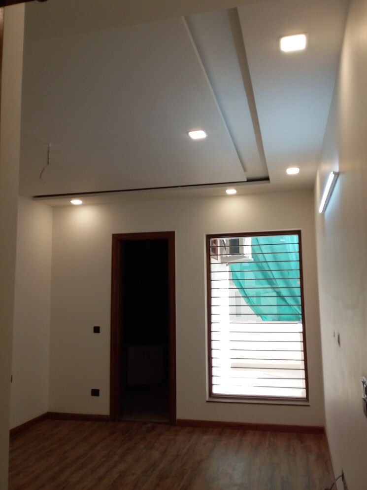 Room, sector 28 3.5 Bedroom 250 Sq.Yd. Builder Floor In Sector 28 Faridabad 9299558