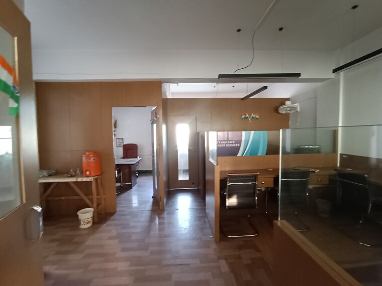  Parking, exhibition road Commercial Office Space 700 Sq.Ft. In Exhibition Road Patna 9299619