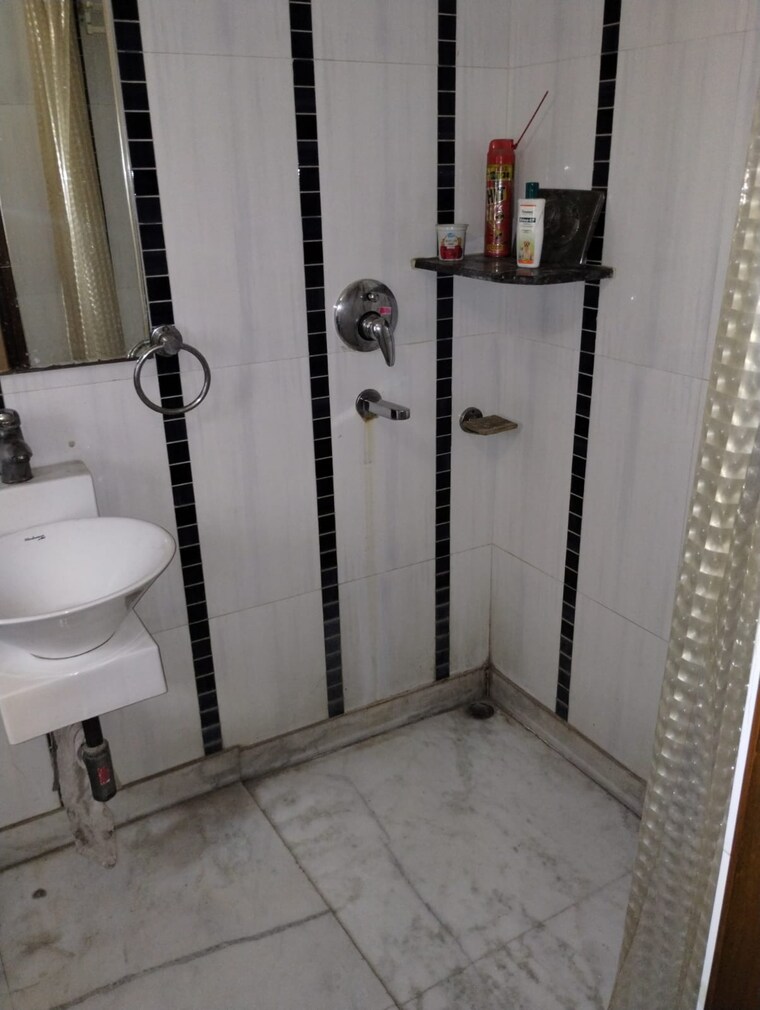 Bathroom, mayur vihar 2.5 Bedroom 1050 Sq.Ft. Apartment In Mayur Vihar Delhi 9299635