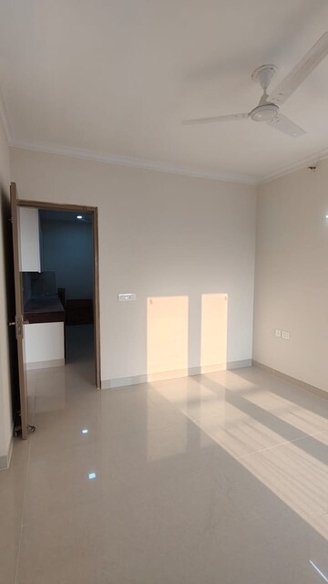 Room in 2 BHK Apartment at Pareena Micasa, Sector 68 – for Rent