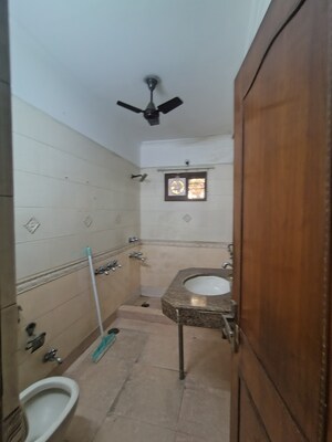 Furnished Amenities in 3 BHK Builder Floor at Malviya Nagar – for Rent