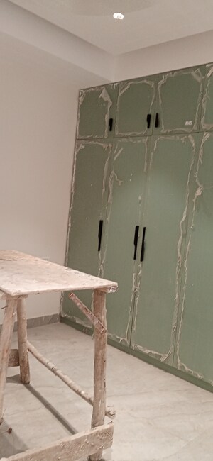 Furnished Amenities in 3 BHK Apartment at Mayur Vihar 1 – for Rent