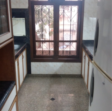 Room in 2.5 BHK Apartment at Khan Palace Andheri West, Yari Road – for Rent