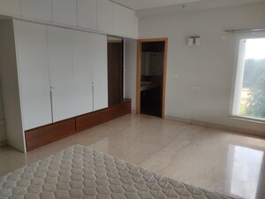 Room in 4 BHK Apartment at Embassy Oasis, Frazer Town – for Rent