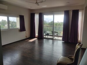 Room in 4 BHK Apartment at Embassy Oasis, Frazer Town – for Rent