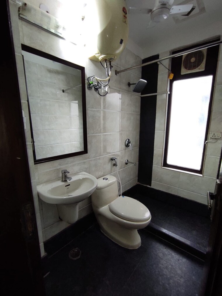 Bathroom, east of kailash 3 Bedroom 200 Sq.Yd. Builder Floor In East Of Kailash Delhi 9299939