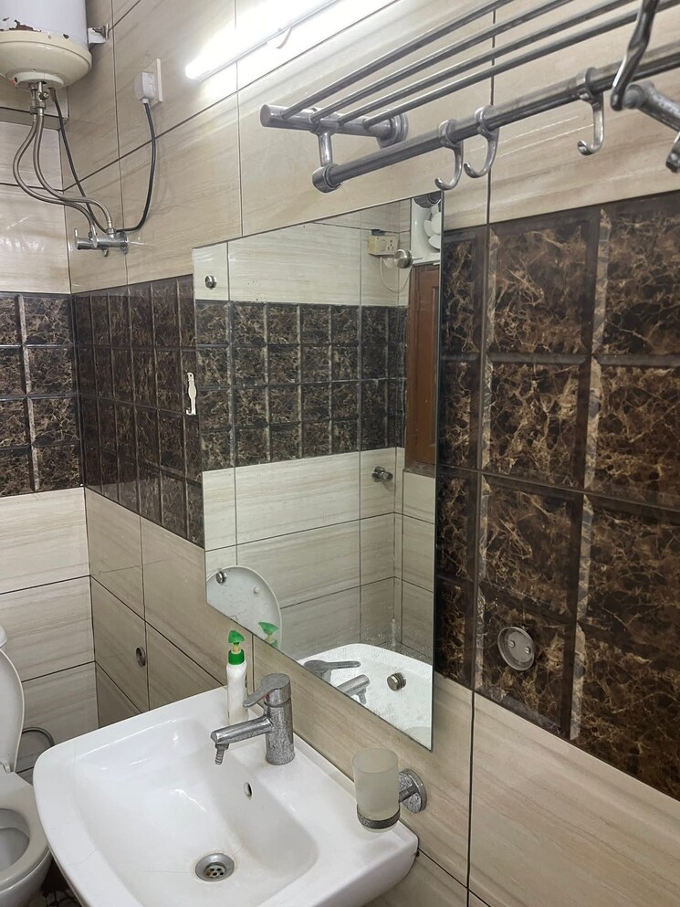Bathroom, lajpat nagar 3 Bedroom 310 Sq.Yd. Builder Floor In Lajpat Nagar Delhi 9299981