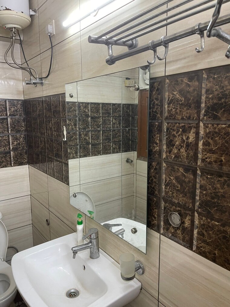 Bathroom, lajpat nagar 3 Bedroom 310 Sq.Yd. Builder Floor In Lajpat Nagar Delhi 9299981