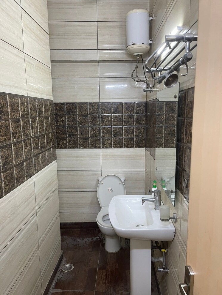Bathroom, lajpat nagar 3 Bedroom 310 Sq.Yd. Builder Floor In Lajpat Nagar Delhi 9299981
