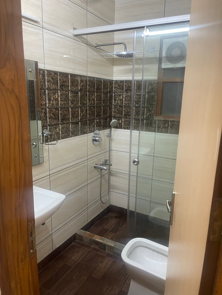 Bathroom, lajpat nagar 3 Bedroom 310 Sq.Yd. Builder Floor In Lajpat Nagar Delhi 9299981