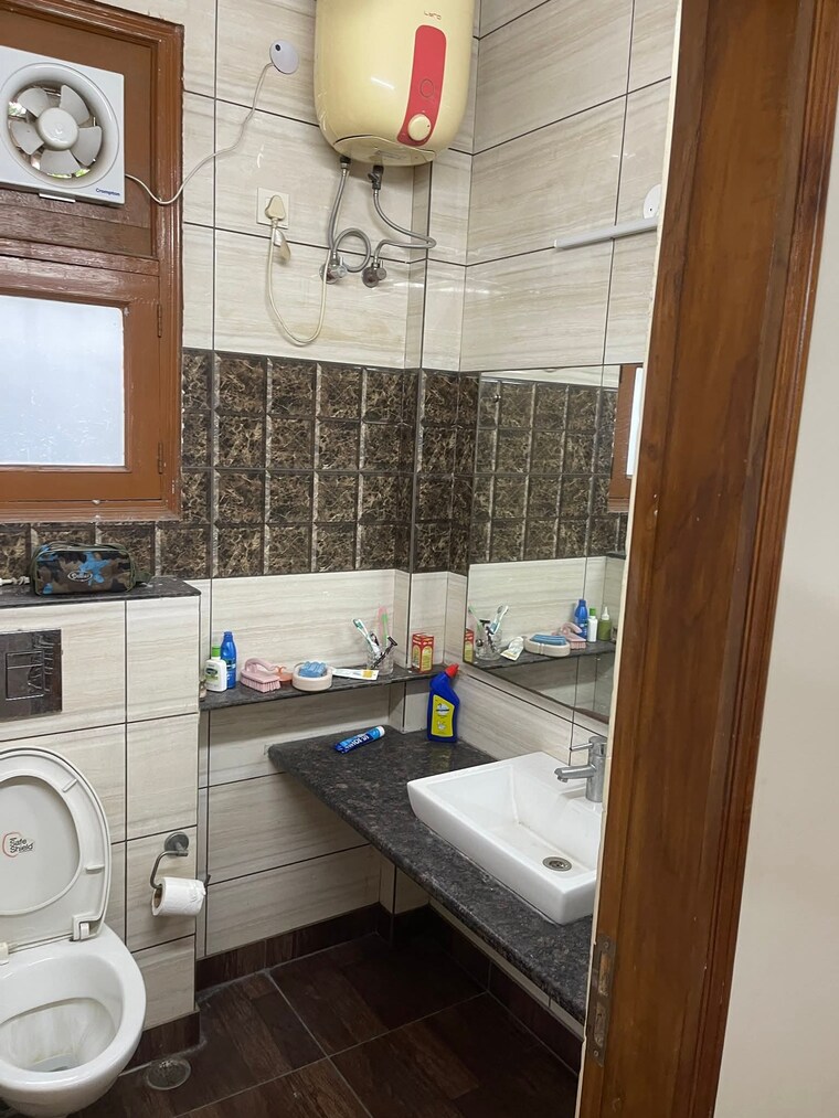 Kitchen, lajpat nagar 3 Bedroom 310 Sq.Yd. Builder Floor In Lajpat Nagar Delhi 9299981