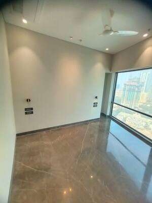 Room in 4 BHK Apartment at Worli – for Rent