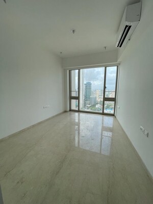 Room in 4 BHK Apartment at Worli – for Rent