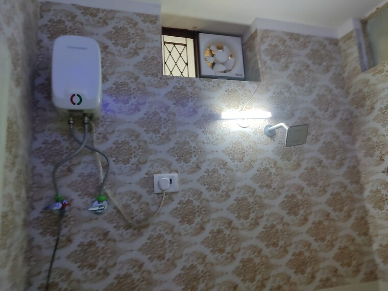 Bathroom, mayur vihar phase 1 1 Bedroom 500 Sq.Ft. Independent House In Mayur Vihar Phase 1 Delhi 9300131