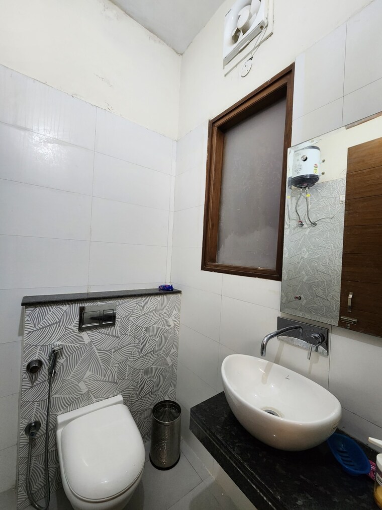 Bathroom, pir machalla 3 Bedroom 1450 Sq.Ft. Builder Floor In Pir Machalla Zirakpur 9300155
