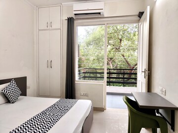 Team Area in 3 BHK Builder Floor at Unitech South City 1, South City 1 – for Rent