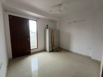 Room in 3 BHK Builder Floor at Ansal Sushant Lok I, Sector 43 – for Rent