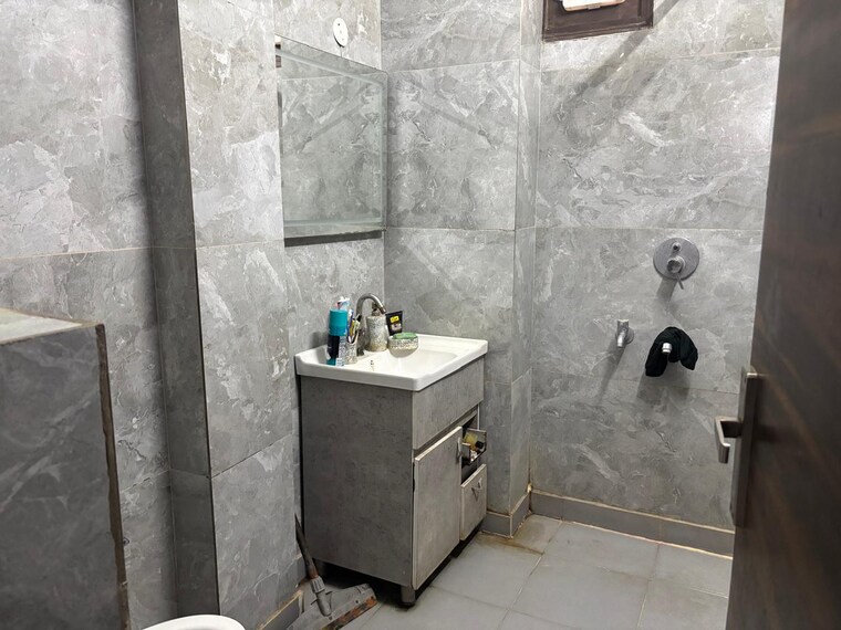 Bathroom, brij vihar 3 Bedroom 1000 Sq.Ft. Builder Floor In Brij Vihar Ghaziabad 9300367