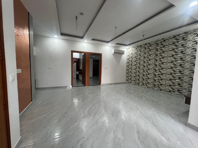 Room, patiala road 3 Bedroom 110 Sq.Yd. Builder Floor In Patiala Road Zirakpur 9300513