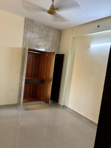 Room in 3 BHK Apartment at Amrapali Enchante, Tech Zone 4 Greater Noida – for Rent