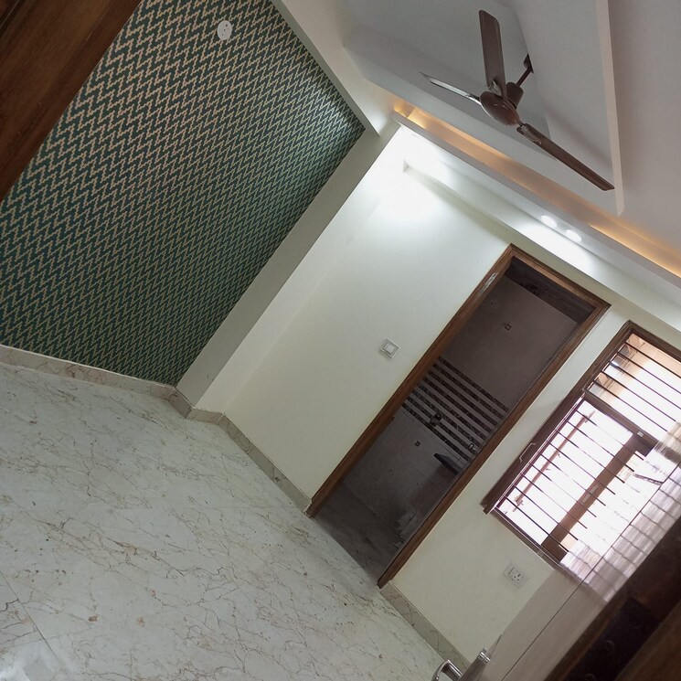 Room, sector 73 4 Bedroom 1550 Sq.Ft. Builder Floor In Sector 73 Noida 9300694