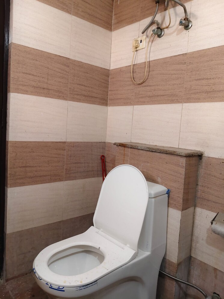 Bathroom, k-world-royal-court 4 Bedroom 3400 Sq.Ft. Apartment In Sector 39 Gurgaon 9300691
