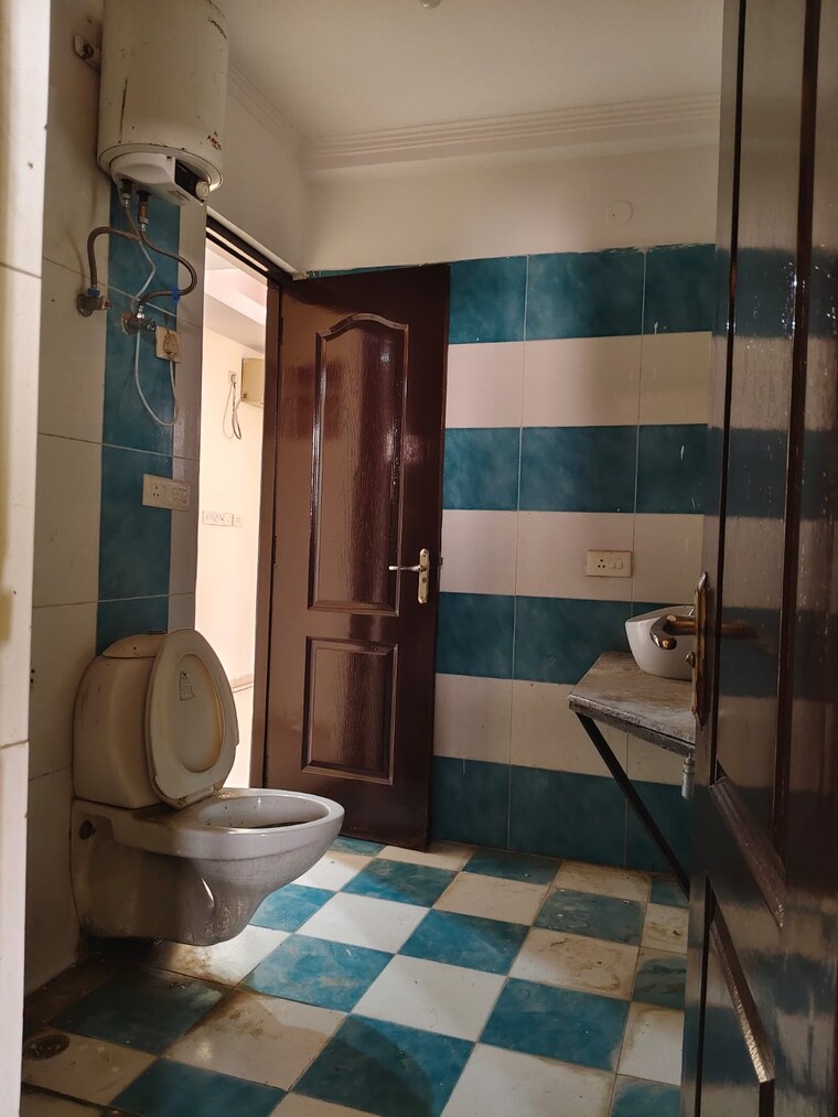 Bathroom, k-world-royal-court 4 Bedroom 3400 Sq.Ft. Apartment In Sector 39 Gurgaon 9300691