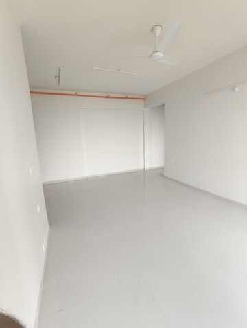Room in 3 BHK Apartment at Kalpataru Magnus, Bandra East – for Rent
