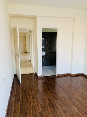 Room in 3 BHK Apartment at International Airport Road – for Rent