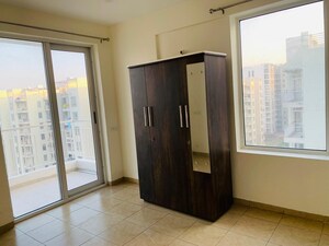 Room in 3 BHK Apartment at International Airport Road – for Rent