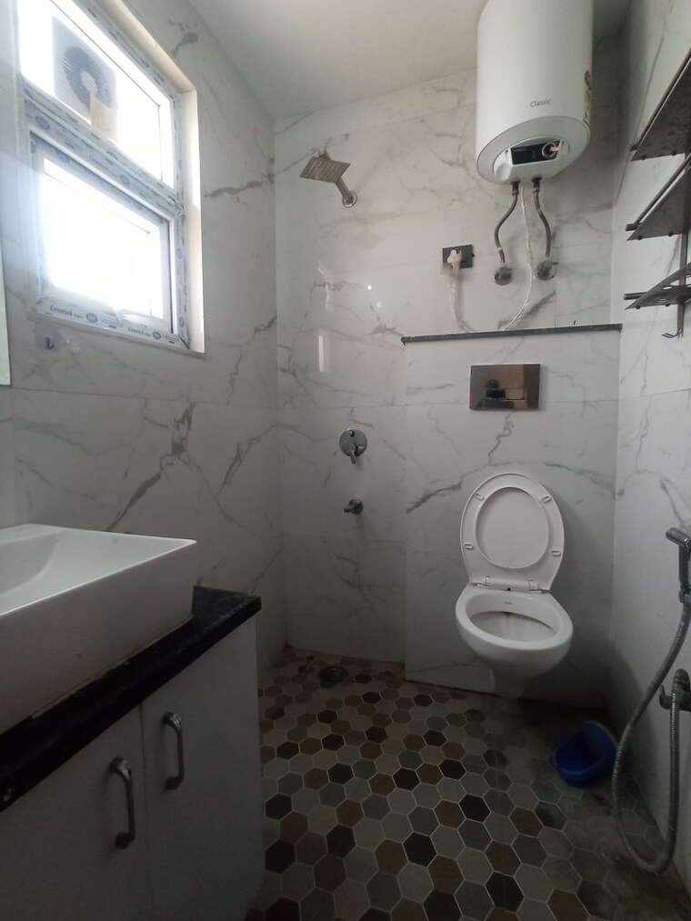 Bathroom, freedom fighters enclave 1 Bedroom 500 Sq.Ft. Apartment In Freedom Fighters Enclave Delhi 9300819