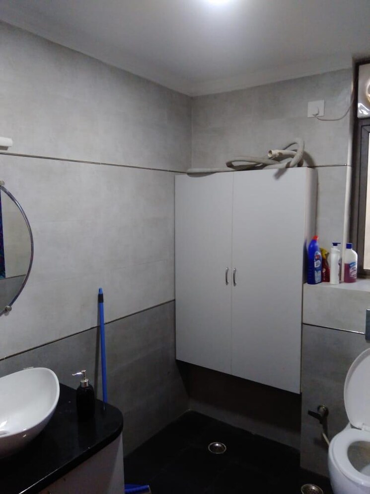 Bathroom, unitech-uniworld-gardens-2 3 Bedroom 1355 Sq.Ft. Apartment In Sector 47 Gurgaon 9300818